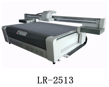 LR-2513通常我們也稱為萬能打印機，他是根據國際標準尺寸而來，加上這種uv機器不收材質約束，差不多什么都可以打印，通常我們也稱之為萬能打印機